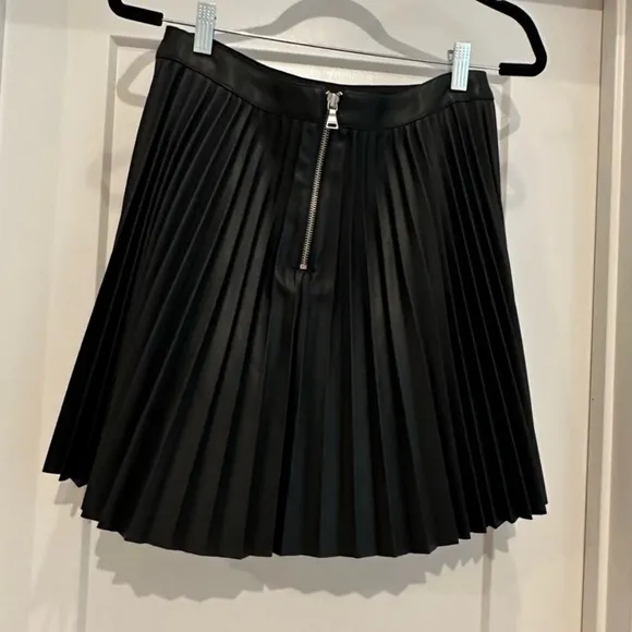 Express black pleated faux leather mini skirt with zipper back