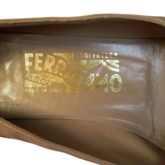 Ferragamo 8.5 A Beige Black Leather Cap Toe Pumps Mid Heel Womens Shoes Vintage