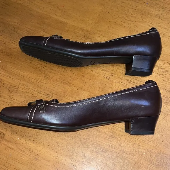 Flexation by Aerosoles Womens Size 8 Brown Loafer Dress Shoe with Gold Buckle