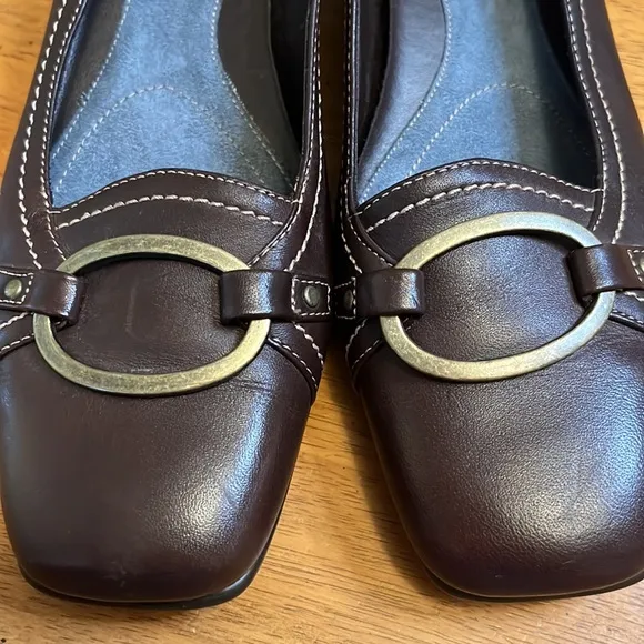 Flexation by Aerosoles Womens Size 8 Brown Loafer Dress Shoe with Gold Buckle