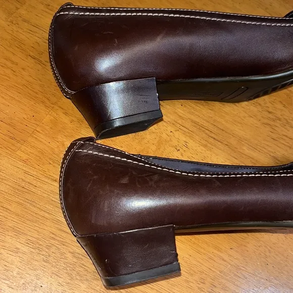 Flexation by Aerosoles Womens Size 8 Brown Loafer Dress Shoe with Gold Buckle