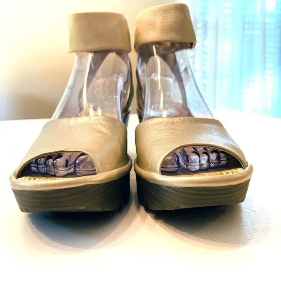FLY‎ London Women's Yula White Pearl Leather Wedge Pumps EU Size 37 US 6.5 / 7