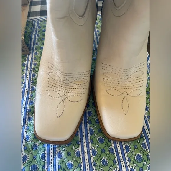 Free People creamy Cowboy Boots with silver details size 8.5 NWT