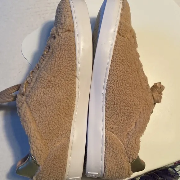 GBG By Guess Los Angeles cutest sneakers size 8 NWT