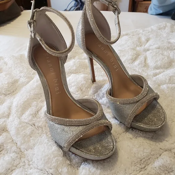 GIANI BINI SILVER GLITER DRESS HIGH HEELS SIZE:7 1/2 M