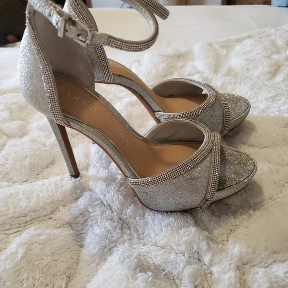 GIANI BINI SILVER GLITER DRESS HIGH HEELS SIZE:7 1/2 M