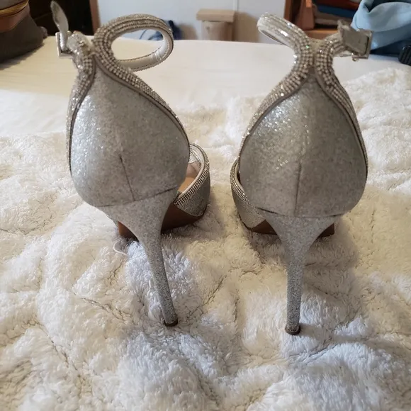 GIANI BINI SILVER GLITER DRESS HIGH HEELS SIZE:7 1/2 M