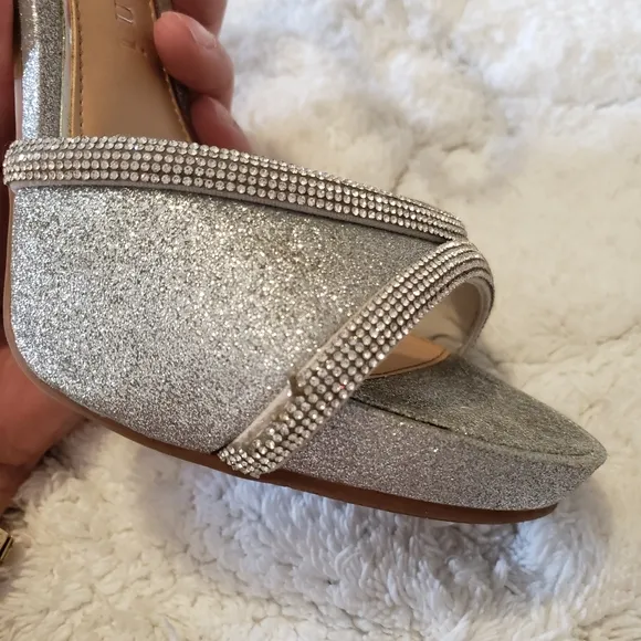 GIANI BINI SILVER GLITER DRESS HIGH HEELS SIZE:7 1/2 M
