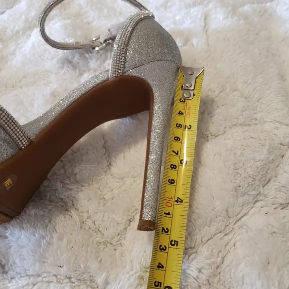 GIANI BINI SILVER GLITER DRESS HIGH HEELS SIZE:7 1/2 M