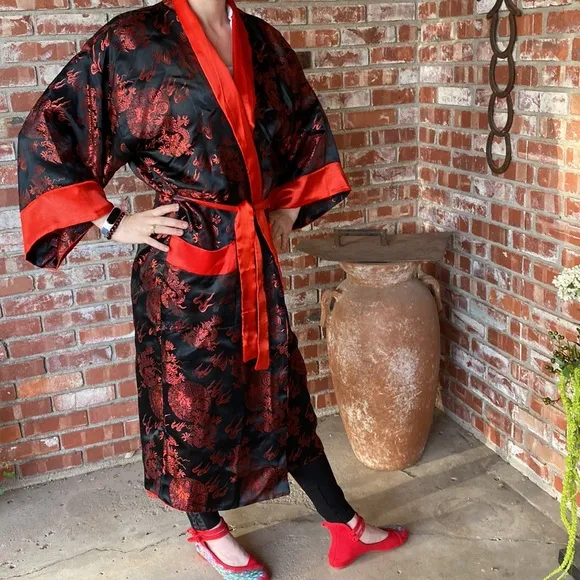 Hand Made a silk Gorgeous Kimono women 75% silk size M/L only.