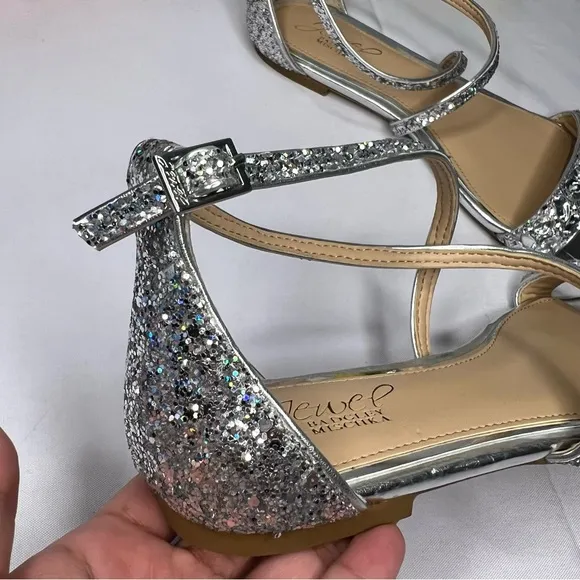 Jewel Badgley Mischka Osome Glitter Flat Sandals Size 7