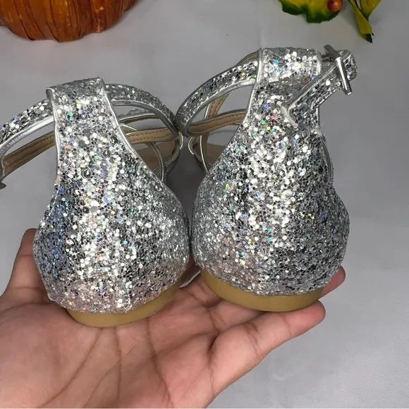 Jewel Badgley Mischka Osome Glitter Flat Sandals Size 7