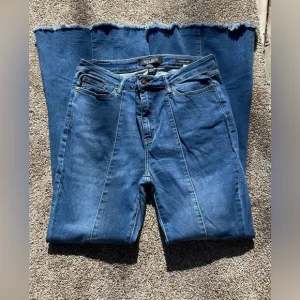 Judy Blue Jeans womens size 13/31 high rise flare raw hem light wash 5 pocket