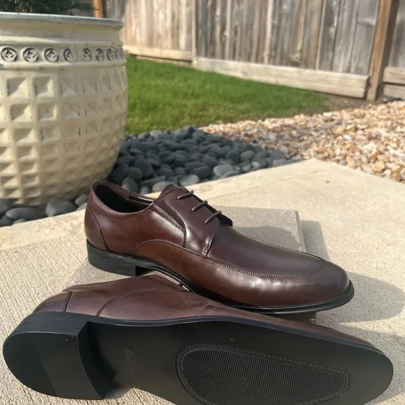 Kenneth Cole Brown Leather Oxfords Sleek Polished Design