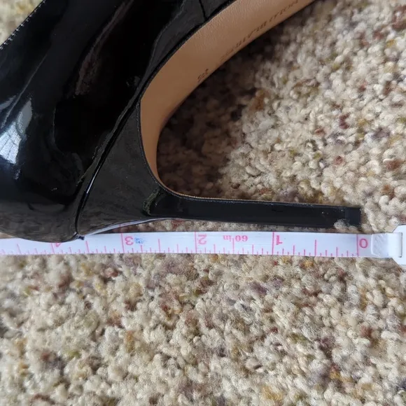 Manolo Blahnik Patent Pointed Toe Pumps Black size EU36