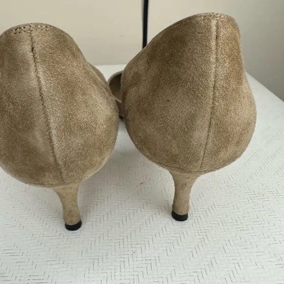 Manolo Blahnik Women's Tan Suede Pumps