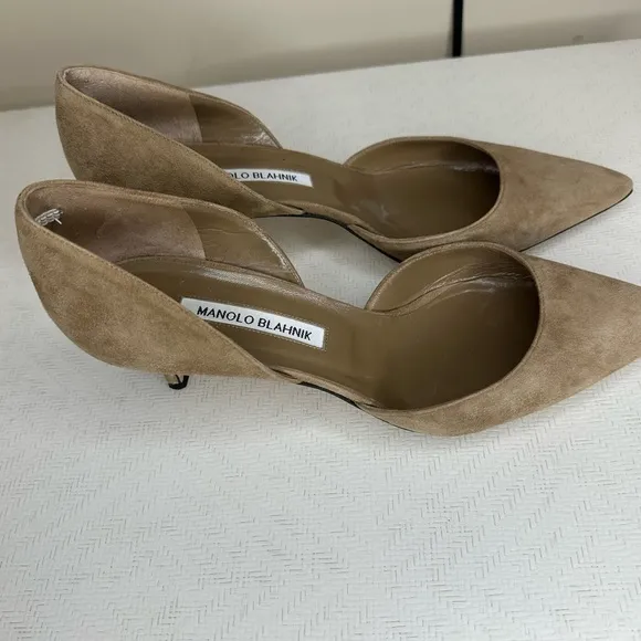 Manolo Blahnik Women's Tan Suede Pumps