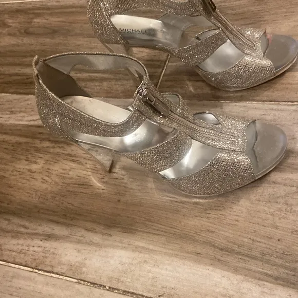 MICHAEL KORS Berkley Glitter Silver Metallic Heels T-Strap Zip - Size 8.5‎
