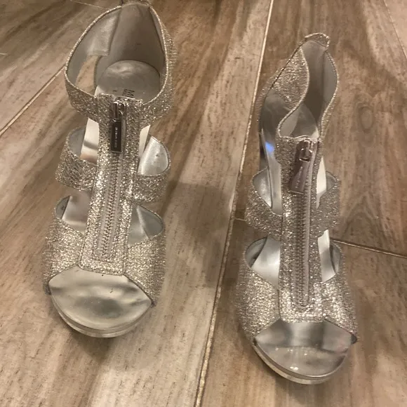 MICHAEL KORS Berkley Glitter Silver Metallic Heels T-Strap Zip - Size 8.5‎