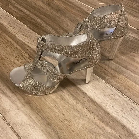 MICHAEL KORS Berkley Glitter Silver Metallic Heels T-Strap Zip - Size 8.5‎
