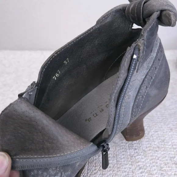 NEOSENS Cap Toe Heeled Oxford Booties