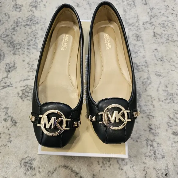 New Michael kors MK logo leather pumps in size 6