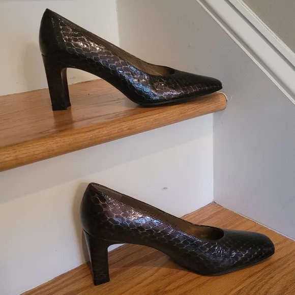 NEW Stuart Weitzman Brown Leather Heels size 8 Narrow