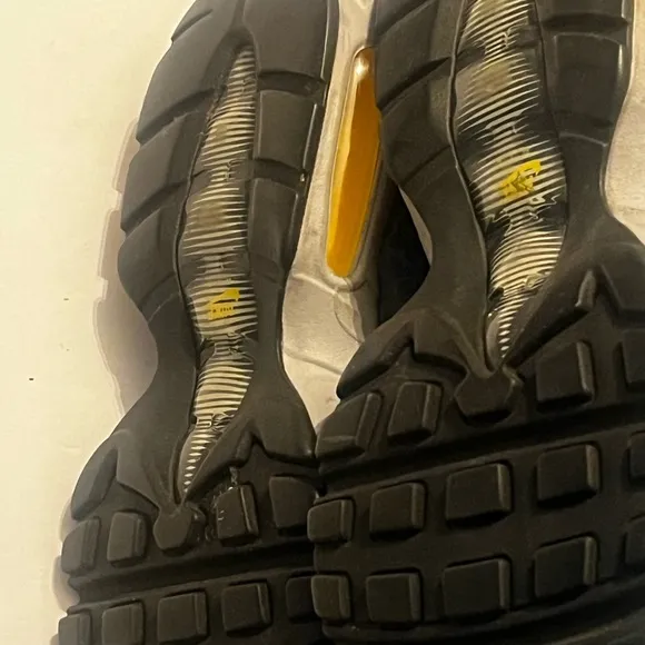 NIKE AIR MAX 95 SE REFLECTIVE AMARILLO BQ6523-001 Women Sz 8 Runners Sneakers
