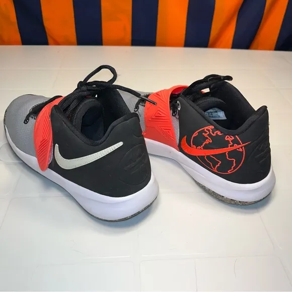 Nike Kyrie Flytrap III SE Boys Basketball Shoes CZ6567-001  Size 7Y women 8.5