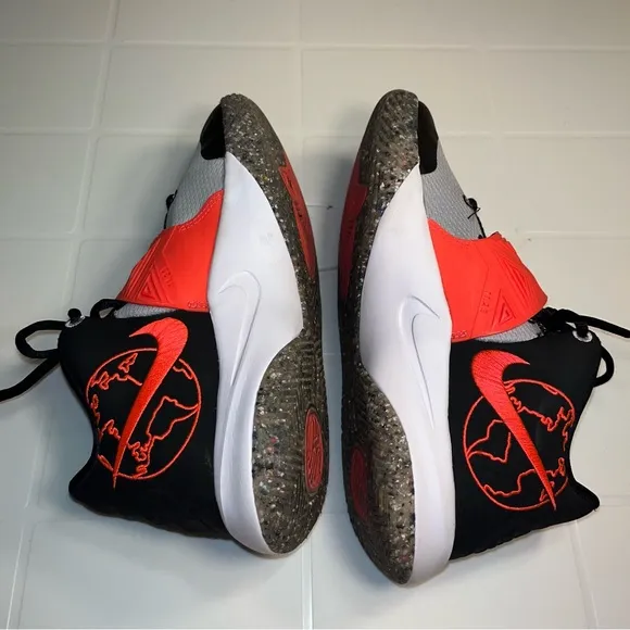 Nike Kyrie Flytrap III SE Boys Basketball Shoes CZ6567-001  Size 7Y women 8.5
