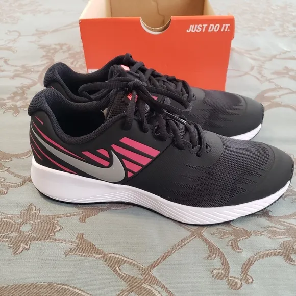 Nike Star Runner (GS) Black Metallic Silver Shoes Women Size 8