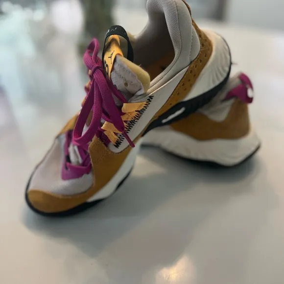Nike Women Jordan Delta React Chutney‎ Light Orewood Brown Purple Women size 7.5