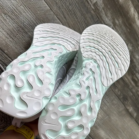 Nike Women React Infinity Run Flyknit 2 'Platinum Tint', Size 10