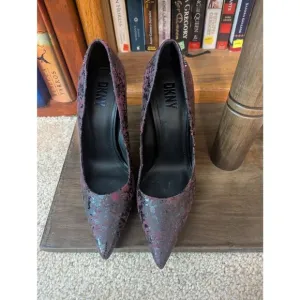 NWOB DKNY CARISA-HIGH POINTED TOE SLIP-ON PUMP WOMEN SHOES 7.5 BORDEAUX COLOR
