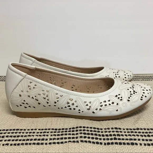 NWOT BARETRAPS / &quot;Mariah&quot; Flats Size 6.5M