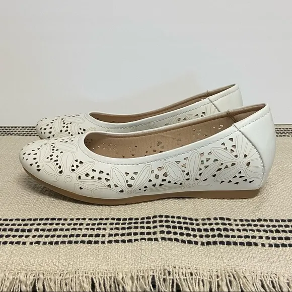 NWOT BARETRAPS / &quot;Mariah&quot; Flats Size 6.5M