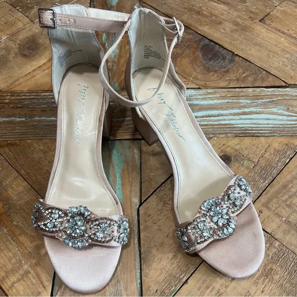 🆕️NWOT Betsy Johnson 7.5 Mel Champagne Satin Jeweled Low 2” Block Heel Sandals
