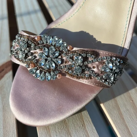 🆕️NWOT Betsy Johnson 7.5 Mel Champagne Satin Jeweled Low 2” Block Heel Sandals