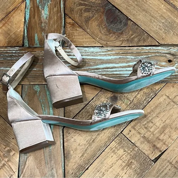 🆕️NWOT Betsy Johnson 7.5 Mel Champagne Satin Jeweled Low 2” Block Heel Sandals