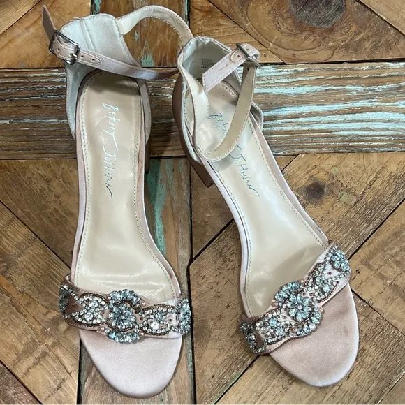 🆕️NWOT Betsy Johnson 7.5 Mel Champagne Satin Jeweled Low 2” Block Heel Sandals