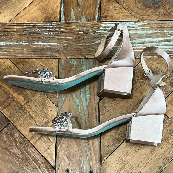 🆕️NWOT Betsy Johnson 7.5 Mel Champagne Satin Jeweled Low 2” Block Heel Sandals
