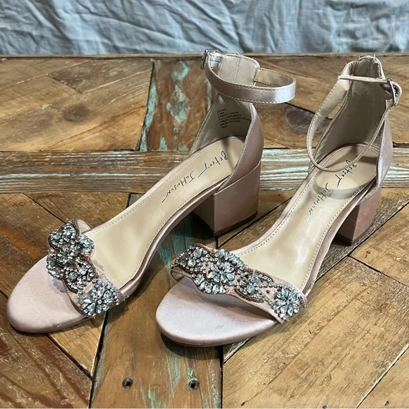 🆕️NWOT Betsy Johnson 7.5 Mel Champagne Satin Jeweled Low 2” Block Heel Sandals