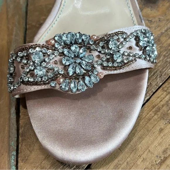 🆕️NWOT Betsy Johnson 7.5 Mel Champagne Satin Jeweled Low 2” Block Heel Sandals