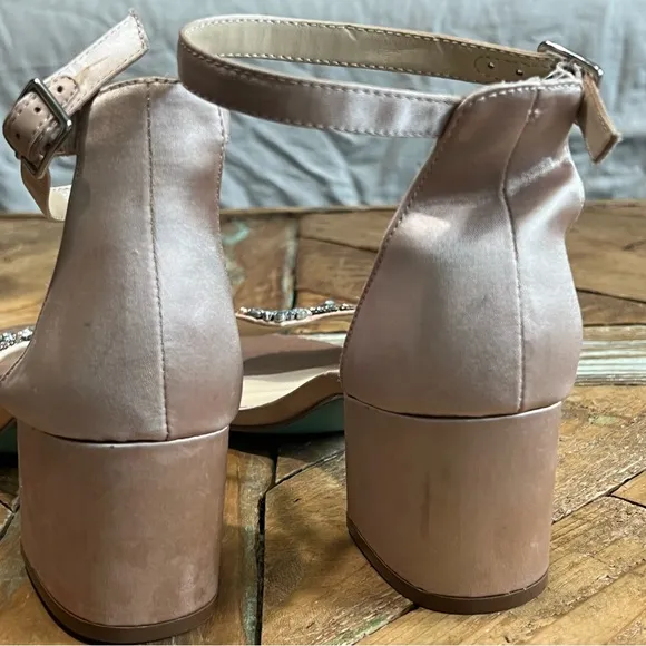 🆕️NWOT Betsy Johnson 7.5 Mel Champagne Satin Jeweled Low 2” Block Heel Sandals