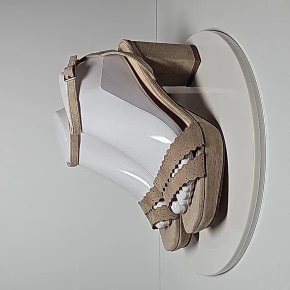 NWOT Pelle Moda Ansel Sandals Block Heels Ankle Strap Suede Gray Mushroom 8