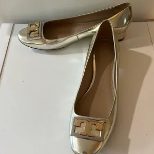 NWOT TORY BURCH GIGI PATENT GOLD LEATHER SHOES SIZE 7 IN BLOCKED HERLS