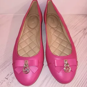 NWT IN BOX 💥 MICHAEL KORS Honey Ballet Dragonfruit Pink Flats with SILVER Logo