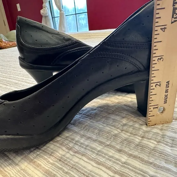 PRADA Black Square Toe Leather Pumps, Size 40 1/2 (certificate of authenticity)