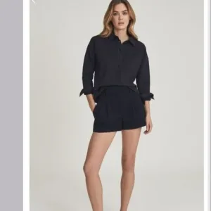 Reiss April cotton pleat front navy blue shorts 8 NWT