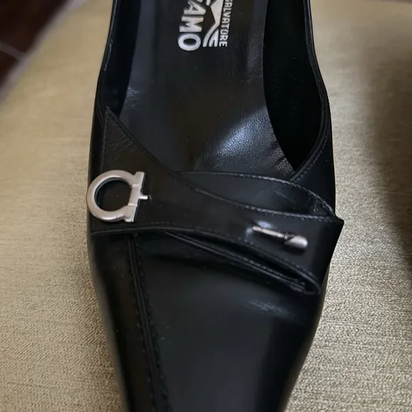 Salvatore Ferragamo Black Leather Pumps Shoes Logo Pin Size 10